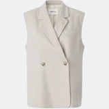 Vores klassiske Gale Vest i hør kvalitet. GaleMD linen vest har et løst fit, er ærmeløs og har knappelukning fortil. Et tidløst og elegant valg, der kombinerer lethed med moderne, afslappet silhuet.