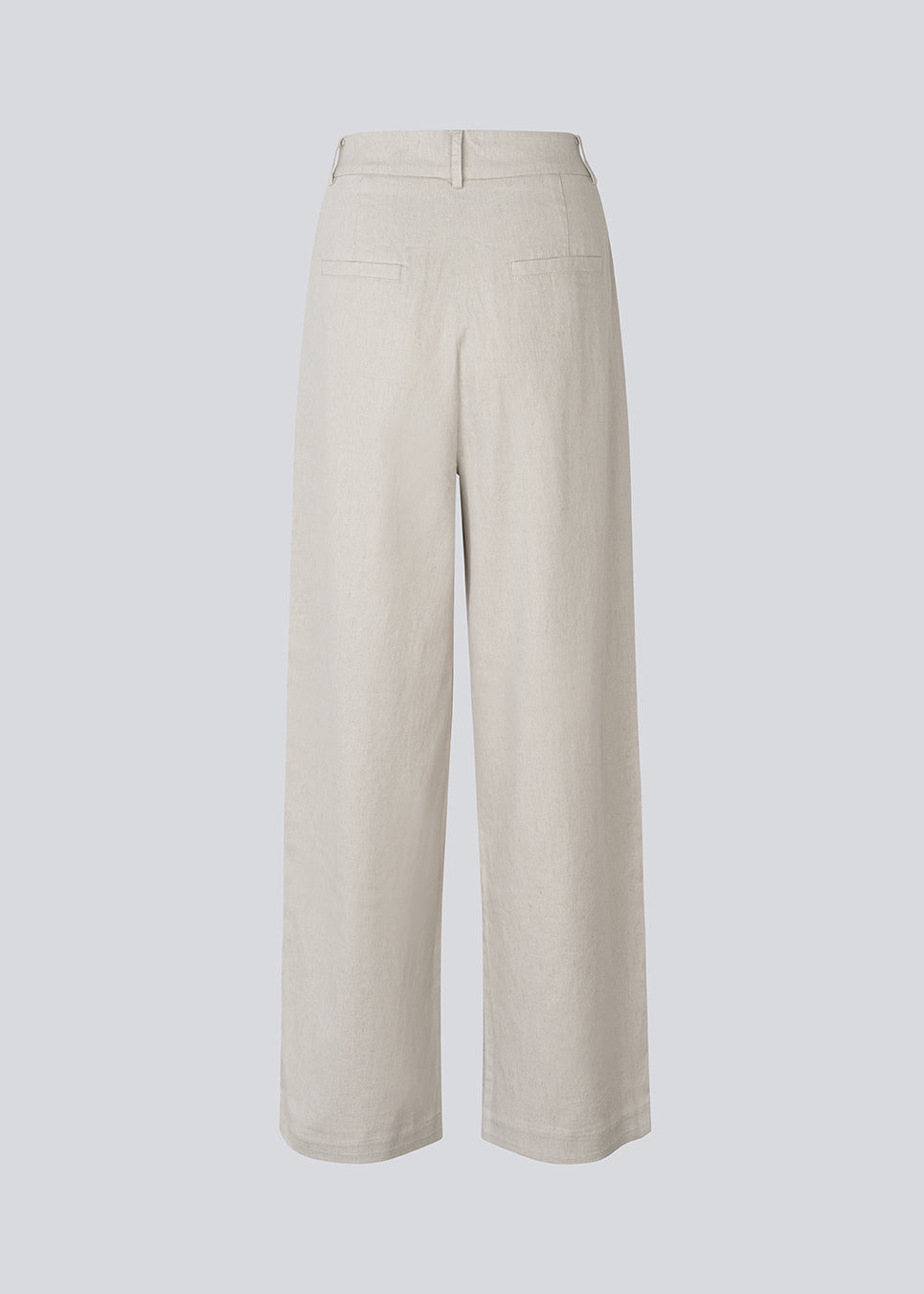 Vores klassiske Gale Wide model i hør kvalitet. GaleMD Linen Wide Pants har almindelig talje med læg foran og brede, lange ben. Dekorative paspolerede lommer bagpå og sidelommer giver et moderne og elegant look.
