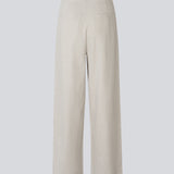 Vores klassiske Gale Wide model i hør kvalitet. GaleMD Linen Wide Pants har almindelig talje med læg foran og brede, lange ben. Dekorative paspolerede lommer bagpå og sidelommer giver et moderne og elegant look.