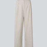 Vores klassiske Gale Wide model i hør kvalitet. GaleMD Linen Wide Pants har almindelig talje med læg foran og brede, lange ben. Dekorative paspolerede lommer bagpå og sidelommer giver et moderne og elegant look.