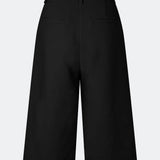 Lange shorts i habit-stil med læg i klassisk Gale-materiale. GaleMD Long Shorts har brede ben, sidelommer og går til lige under knæet.