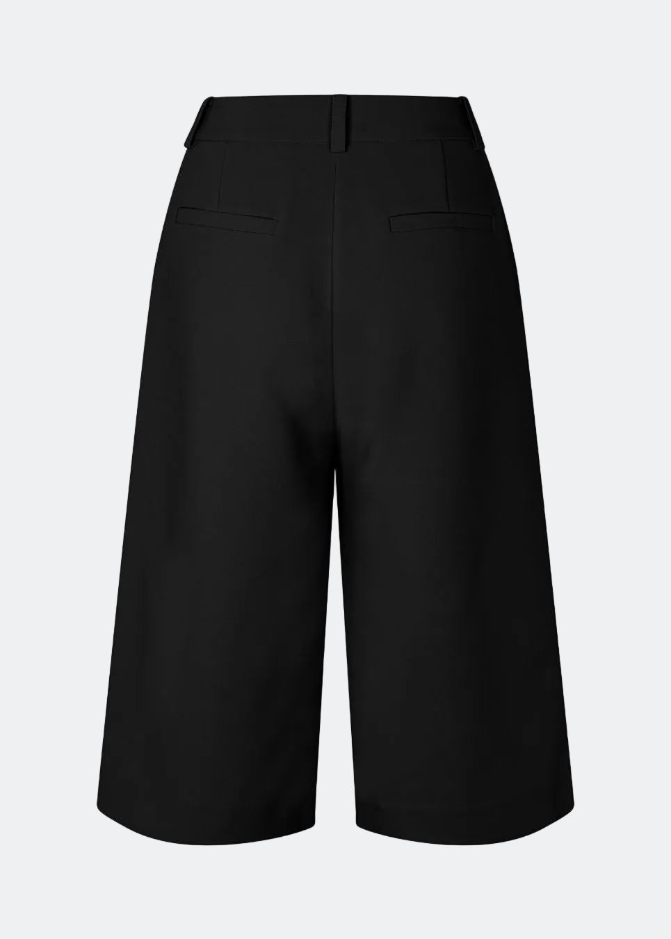 Lange shorts i habit-stil med læg i klassisk Gale-materiale. GaleMD Long Shorts har brede ben, sidelommer og går til lige under knæet.