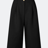Lange shorts i habit-stil med læg i klassisk Gale-materiale. GaleMD Long Shorts har brede ben, sidelommer og går til lige under knæet.