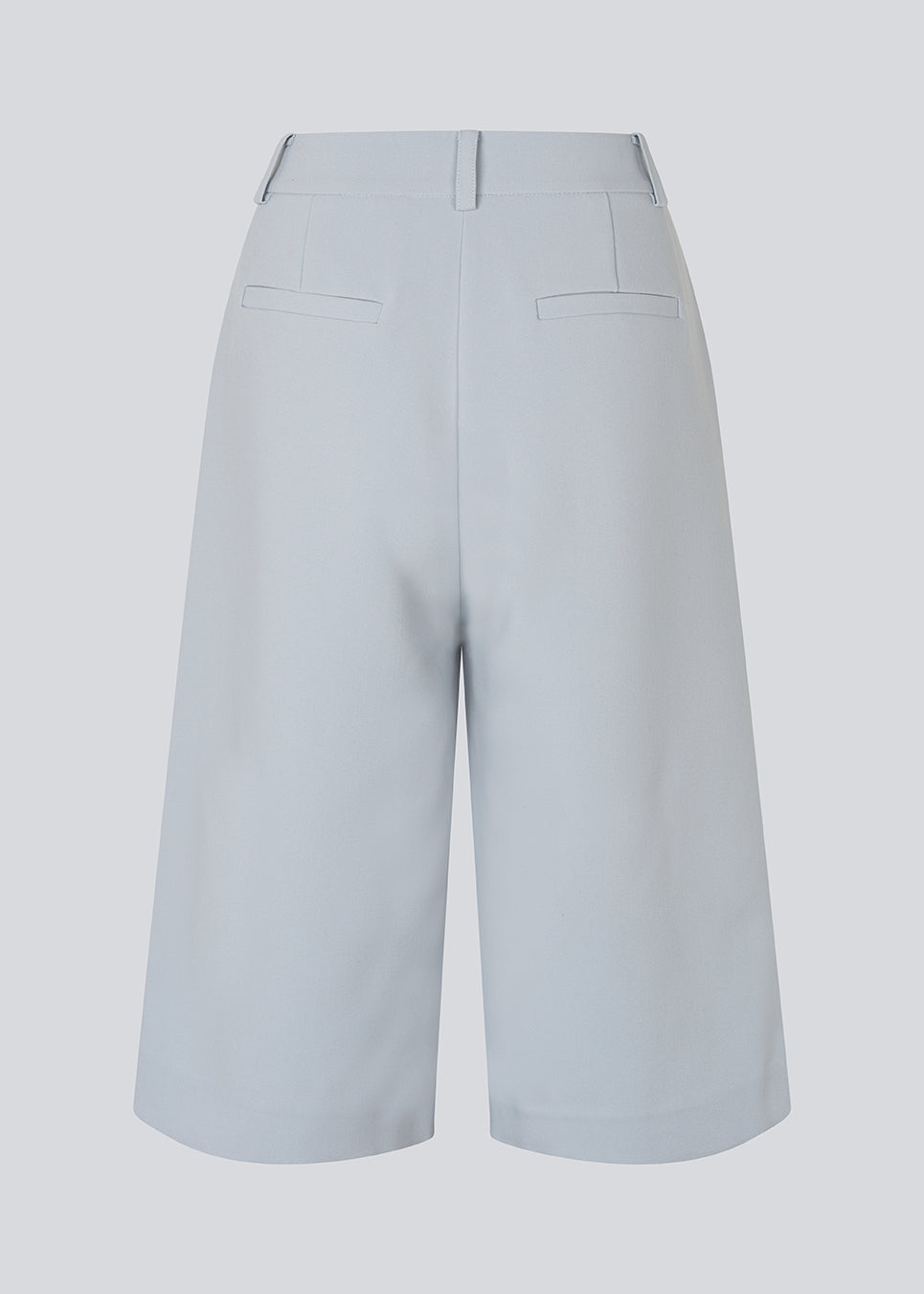 Lange shorts i habit-stil med læg i klassisk Gale-materiale. GaleMD Long Shorts har brede ben, sidelommer og går til lige under knæet. Fremstillet i 76% genanvendt polyester, perfekte til moderne og stilfulde sommerlooks.