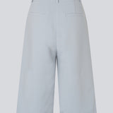 Lange shorts i habit-stil med læg i klassisk Gale-materiale. GaleMD Long Shorts har brede ben, sidelommer og går til lige under knæet. Fremstillet i 76% genanvendt polyester, perfekte til moderne og stilfulde sommerlooks.