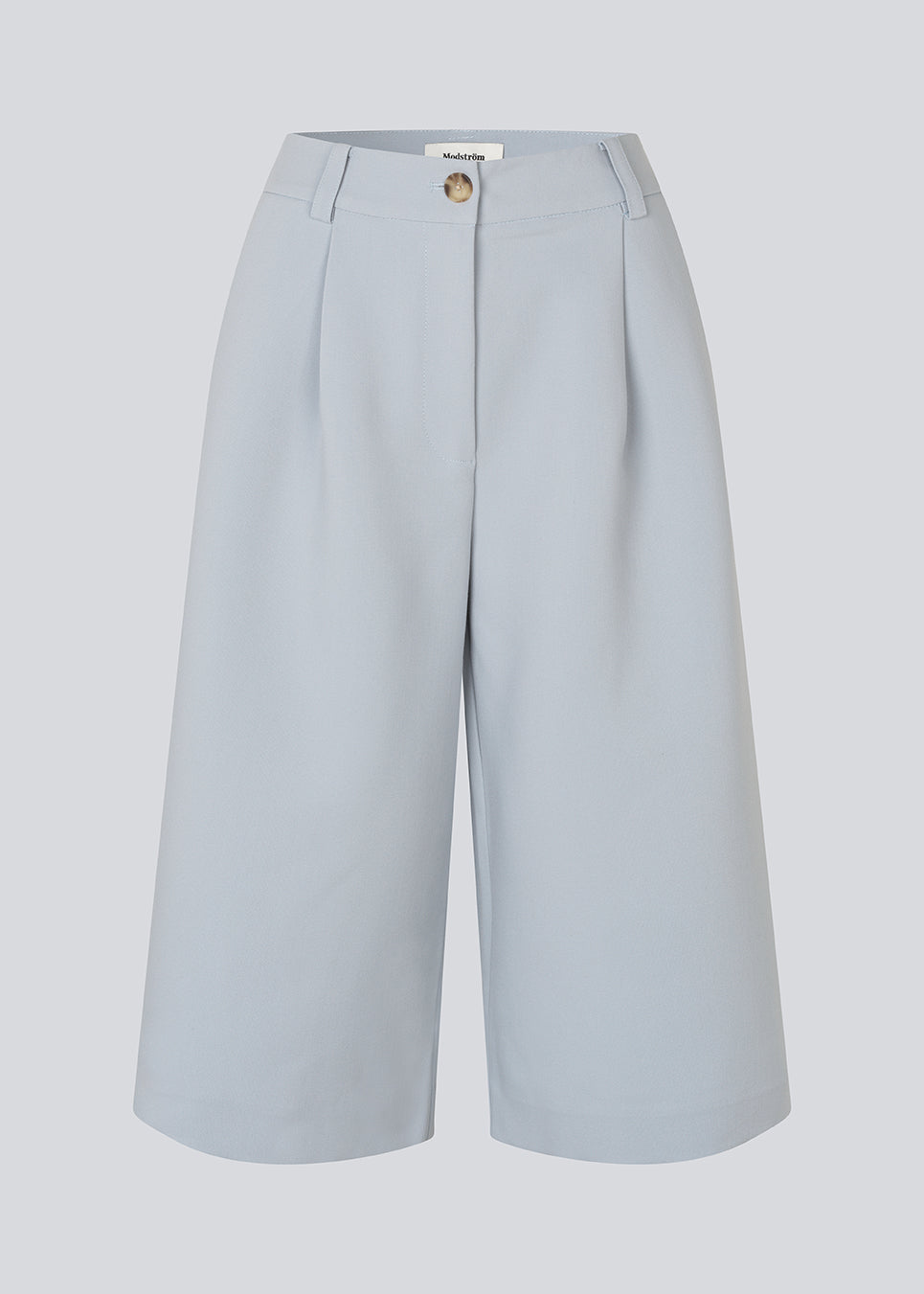 Lange shorts i habit-stil med læg i klassisk Gale-materiale. GaleMD Long Shorts har brede ben, sidelommer og går til lige under knæet. Fremstillet i 76% genanvendt polyester, perfekte til moderne og stilfulde sommerlooks.