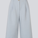 Lange shorts i habit-stil med læg i klassisk Gale-materiale. GaleMD Long Shorts har brede ben, sidelommer og går til lige under knæet. Fremstillet i 76% genanvendt polyester, perfekte til moderne og stilfulde sommerlooks.
