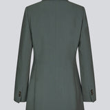 Gale slim blazer har et klassisk og elegant design, som kommer til udtryk i den flotte revers krave og den lange figursyet pasform. Blazeren har knaplukning fortil og en brystlomme i venstre side.