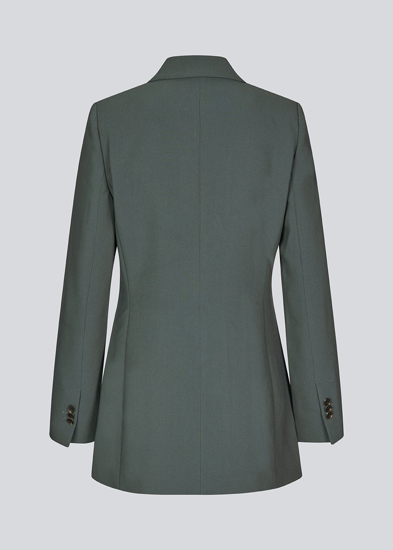 Gale slim blazer har et klassisk og elegant design, som kommer til udtryk i den flotte revers krave og den lange figursyet pasform. Blazeren har knaplukning fortil og en brystlomme i venstre side.