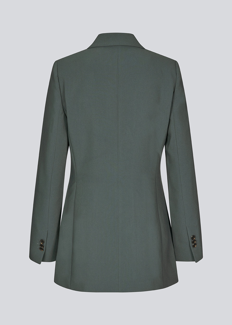 Gale slim blazer har et klassisk og elegant design, som kommer til udtryk i den flotte revers krave og den lange figursyet pasform. Blazeren har knaplukning fortil og en brystlomme i venstre side.
