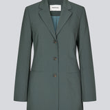 Gale slim blazer har et klassisk og elegant design, som kommer til udtryk i den flotte revers krave og den lange figursyet pasform. Blazeren har knaplukning fortil og en brystlomme i venstre side.