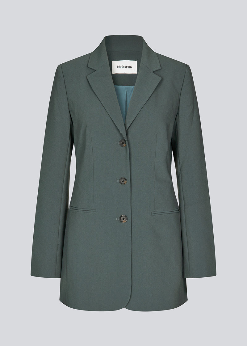 Gale slim blazer har et klassisk og elegant design, som kommer til udtryk i den flotte revers krave og den lange figursyet pasform. Blazeren har knaplukning fortil og en brystlomme i venstre side.