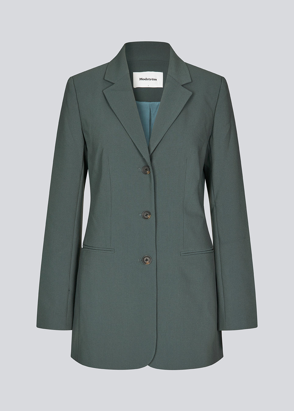 Gale slim blazer har et klassisk og elegant design, som kommer til udtryk i den flotte revers krave og den lange figursyet pasform. Blazeren har knaplukning fortil og en brystlomme i venstre side.