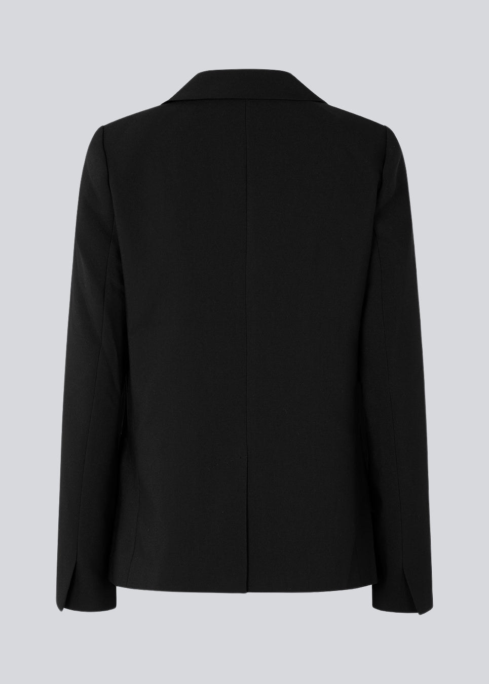 Klassisk enkeltradet blazer i sort i vævet kvalitet med krave og revers. GaleMD straight blazer har paspolerede forlommer og lukning med en knap foran. Med for.