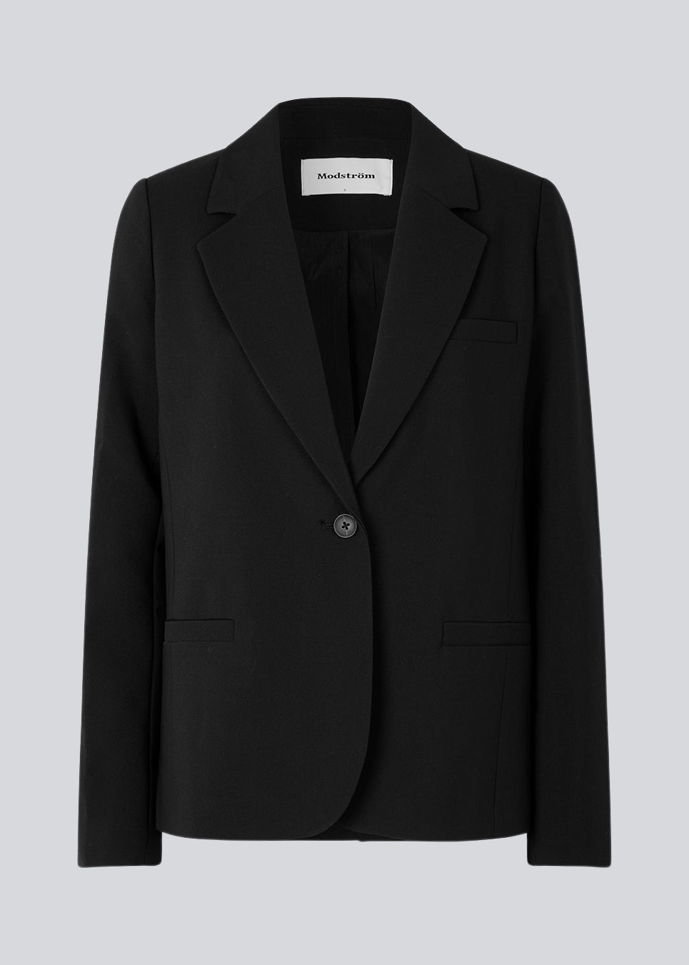 Klassisk enkeltradet blazer i sort i vævet kvalitet med krave og revers. GaleMD straight blazer har paspolerede forlommer og lukning med en knap foran. Med for.