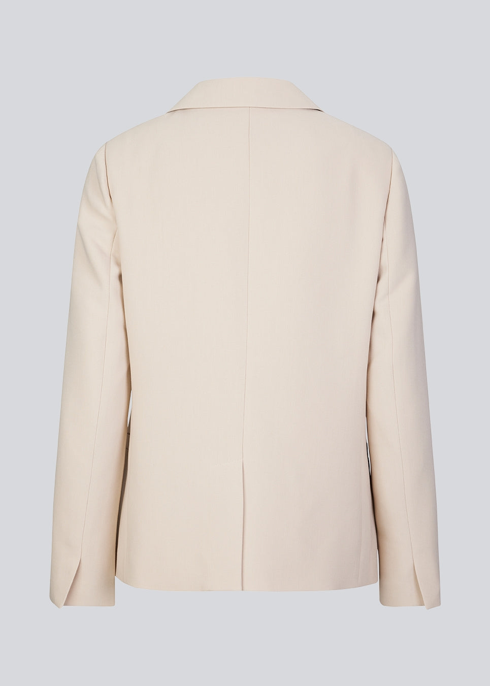 Klassisk enkeltradet blazer i beige i vævet kvalitet med krave og revers. GaleMD straight blazer har paspolerede forlommer og lukning med en knap foran. Med fo