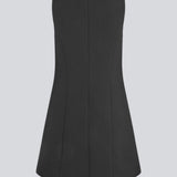 Ærmeløs sort kjole i klassiske gale materiale. GaleMD tank flare dress er figursyet og har en usynlig lynlås i ryggen.