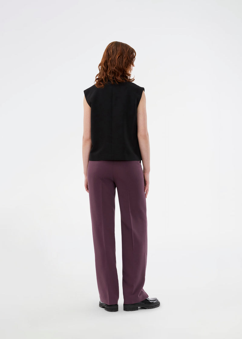Løs vest med krave i vores klassiske gale materiale. Galemd vest er ærmeløs og har en knappelukning fortil. Modellen er 175 cm og har en str. S/36 på.