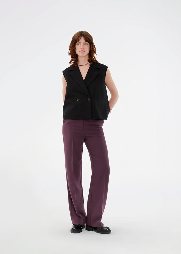 Løs vest med krave i vores klassiske gale materiale. Galemd vest er ærmeløs og har en knappelukning fortil. Modellen er 175 cm og har en str. S/36 på.