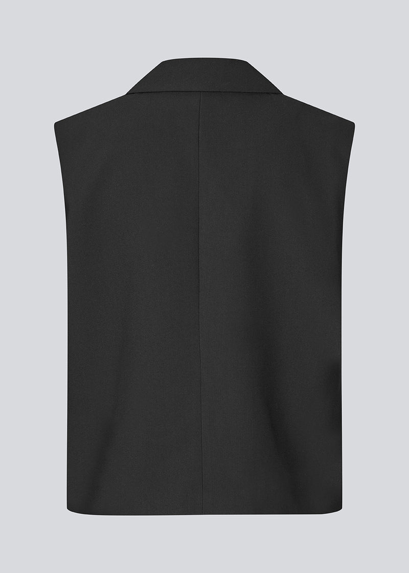 Løs vest med krave i vores klassiske gale materiale. Galemd vest er ærmeløs og har en knappelukning fortil. Modellen er 175 cm og har en str. S/36 på.