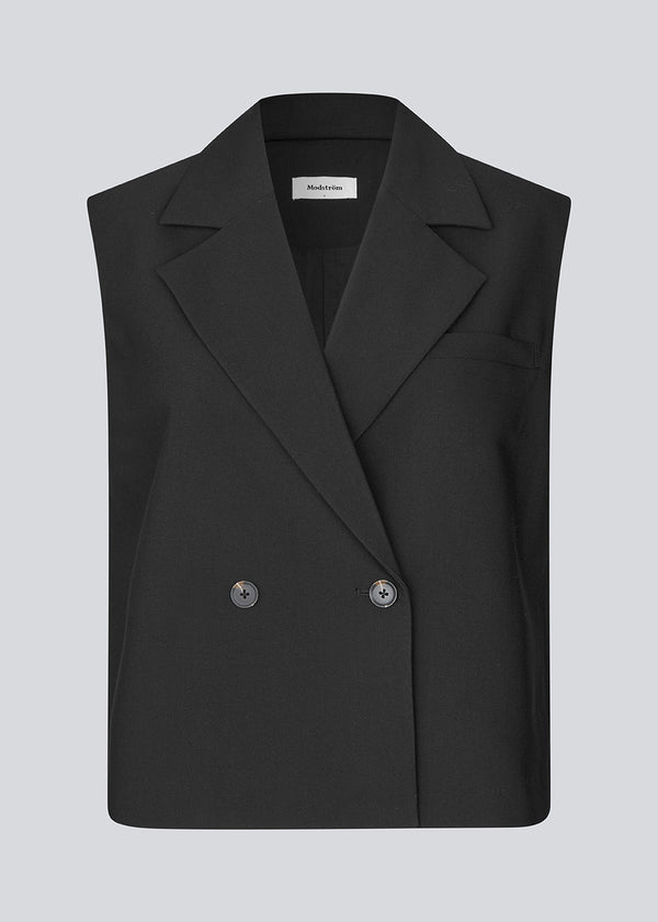 Løs vest med krave i vores klassiske gale materiale. Galemd vest er ærmeløs og har en knappelukning fortil. Modellen er 175 cm og har en str. S/36 på.