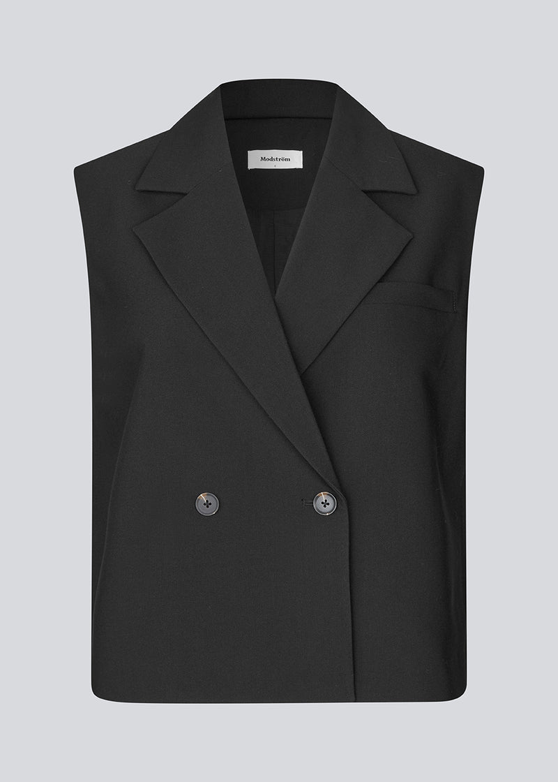 Løs vest med krave i vores klassiske gale materiale. Galemd vest er ærmeløs og har en knappelukning fortil. Modellen er 175 cm og har en str. S/36 på.