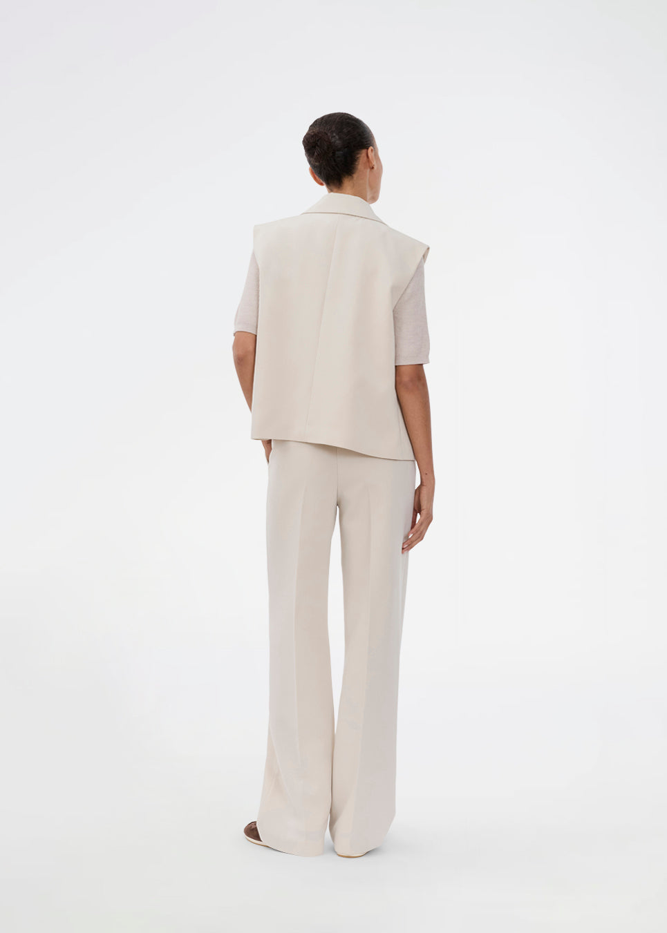Løs vest med krave i vores klassiske gale materiale i creme. Galemd vest er ærmeløs og har en knappelukning fortil. Modellen er 175 cm og har en str. S/36 på.

Materiale:
5% Elastan
76% Recycled Polyester
19% Viskose

Foer:
35% Polyester
65% Viskose