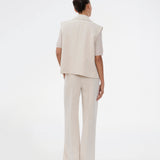 Løs vest med krave i vores klassiske gale materiale i creme. Galemd vest er ærmeløs og har en knappelukning fortil. Modellen er 175 cm og har en str. S/36 på.

Materiale:
5% Elastan
76% Recycled Polyester
19% Viskose

Foer:
35% Polyester
65% Viskose