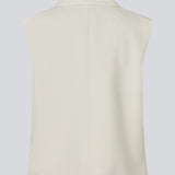 Løs vest med krave i vores klassiske gale materiale i creme. Galemd vest er ærmeløs og har en knappelukning fortil. Modellen er 175 cm og har en str. S/36 på.

Materiale:
5% Elastan
76% Recycled Polyester
19% Viskose

Foer:
35% Polyester
65% Viskose