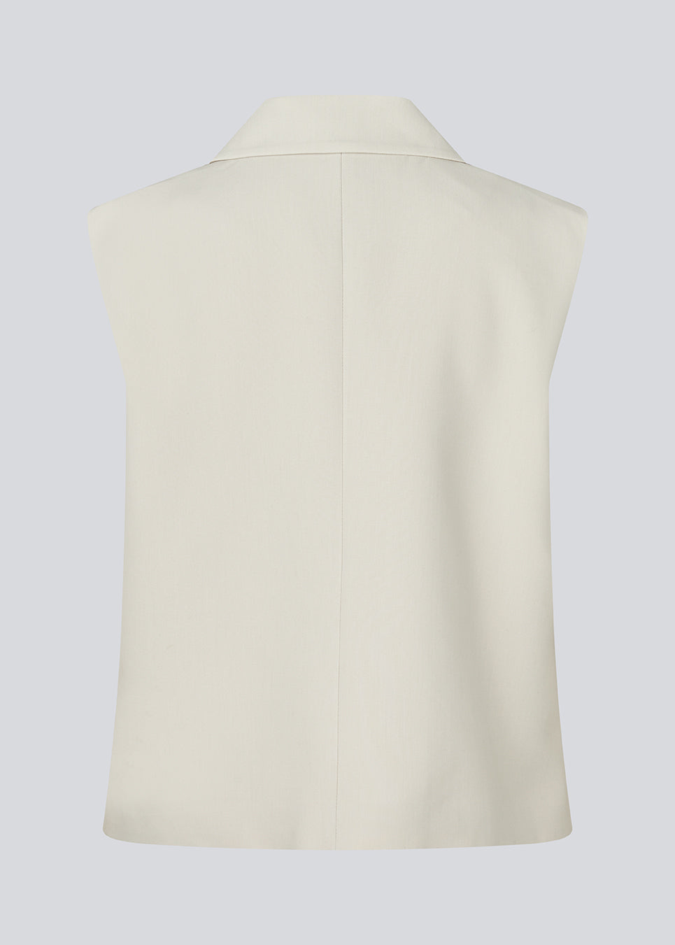 Løs vest med krave i vores klassiske gale materiale i creme. Galemd vest er ærmeløs og har en knappelukning fortil. Modellen er 175 cm og har en str. S/36 på.

Materiale:
5% Elastan
76% Recycled Polyester
19% Viskose

Foer:
35% Polyester
65% Viskose
