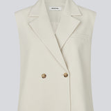 Løs vest med krave i vores klassiske gale materiale i creme. Galemd vest er ærmeløs og har en knappelukning fortil. Modellen er 175 cm og har en str. S/36 på.

Materiale:
5% Elastan
76% Recycled Polyester
19% Viskose

Foer:
35% Polyester
65% Viskose