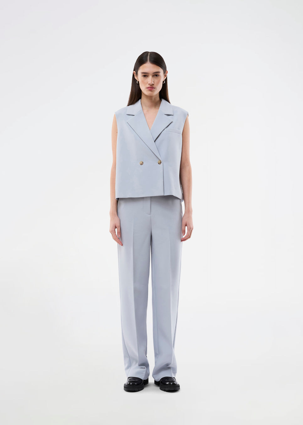 Løs vest med krave i vores klassiske gale materiale. Galemd vest er ærmeløs og har en knappelukning fortil. 