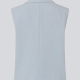 Løs vest med krave i vores klassiske gale materiale. Galemd vest er ærmeløs og har en knappelukning fortil. 