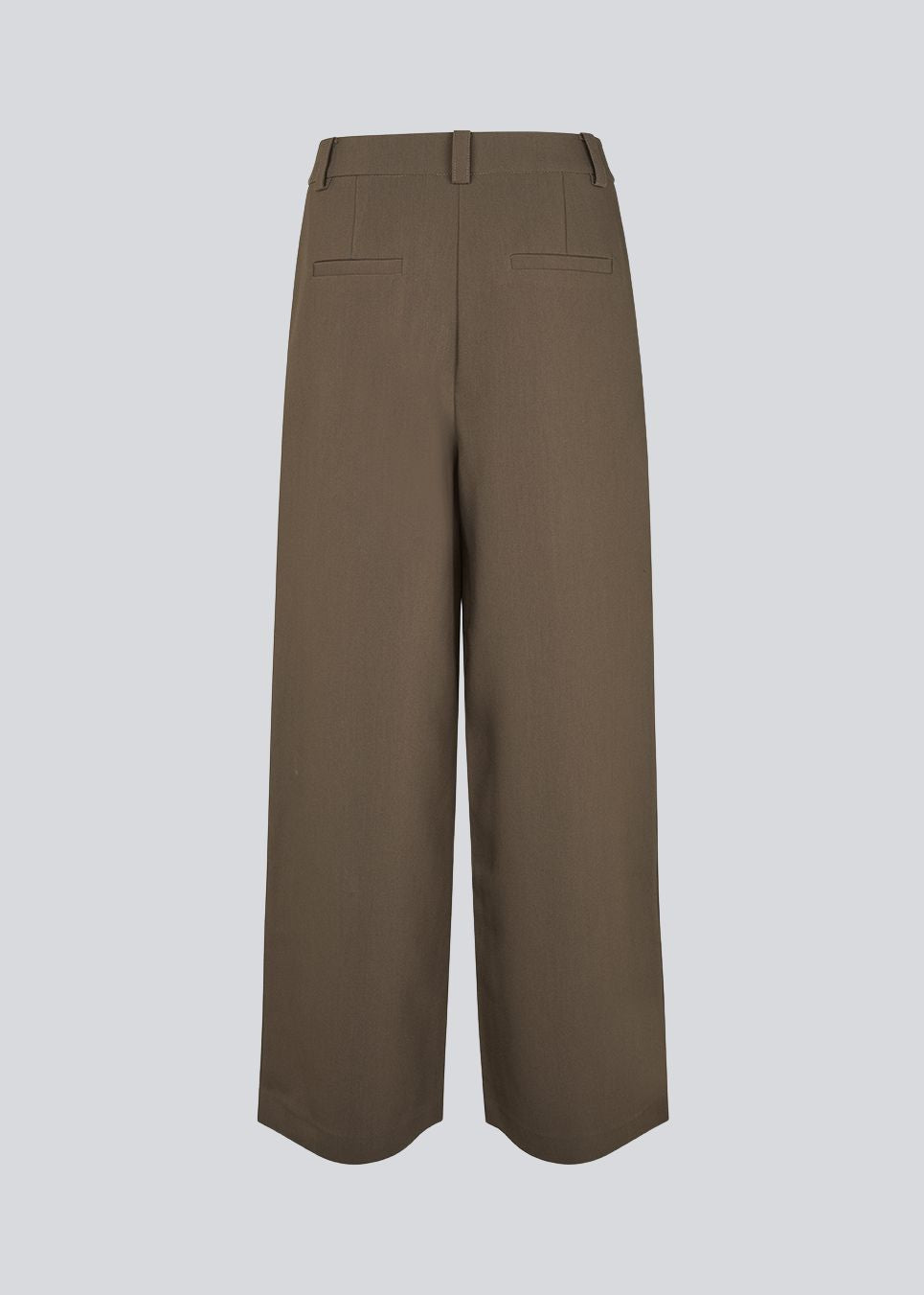 Opgrader din garderobe med GaleMD Wide Pants fra Modström – en perfekt kombination af stil og komfort. Disse bukser i mørkebrun har en løs pasform, høj talje og læg, der giver et elegant og flatterende look. Den smukke farve Espresso gør dem lette at style til enhver anledning – fra afslappede hverdage til mere formelle outfits. Denne model er i tykkere materiale end vores GaleMD 2 wide pants.