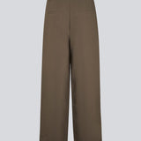 Opgrader din garderobe med GaleMD Wide Pants fra Modström – en perfekt kombination af stil og komfort. Disse bukser i mørkebrun har en løs pasform, høj talje og læg, der giver et elegant og flatterende look. Den smukke farve Espresso gør dem lette at style til enhver anledning – fra afslappede hverdage til mere formelle outfits. Denne model er i tykkere materiale end vores GaleMD 2 wide pants.