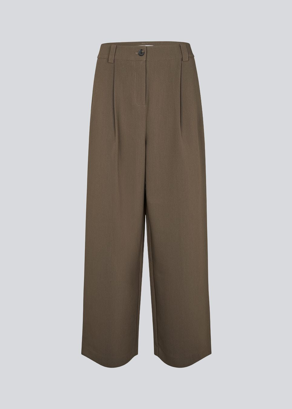 Opgrader din garderobe med GaleMD Wide Pants fra Modström – en perfekt kombination af stil og komfort. Disse bukser i mørkebrun har en løs pasform, høj talje og læg, der giver et elegant og flatterende look. Den smukke farve Espresso gør dem lette at style til enhver anledning – fra afslappede hverdage til mere formelle outfits. Denne model er i tykkere materiale end vores GaleMD 2 wide pants.