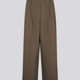 Opgrader din garderobe med GaleMD Wide Pants fra Modström – en perfekt kombination af stil og komfort. Disse bukser i mørkebrun har en løs pasform, høj talje og læg, der giver et elegant og flatterende look. Den smukke farve Espresso gør dem lette at style til enhver anledning – fra afslappede hverdage til mere formelle outfits. Denne model er i tykkere materiale end vores GaleMD 2 wide pants.