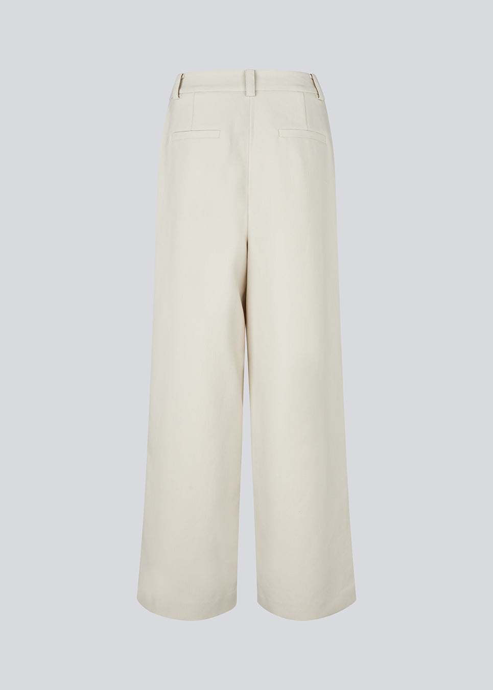 Habitbukser i creme med læg i et klassisk gale materiale. Galemd wide pants har brede ben og sidelommer. Modellen er 175 cm og har en str. S/36 på.

Materiale:
5% Elastan
76% Recycled Polyester
19% Rayon

Foer:
35% Polyester
65% Rayon