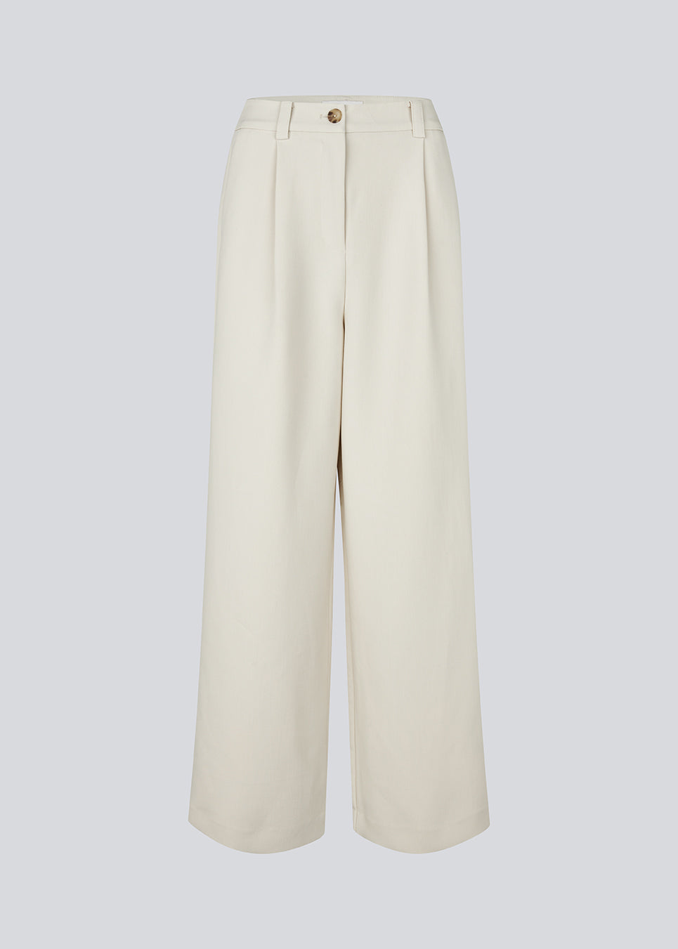 Habitbukser i creme med læg i et klassisk gale materiale. Galemd wide pants har brede ben og sidelommer. Modellen er 175 cm og har en str. S/36 på.

Materiale:
5% Elastan
76% Recycled Polyester
19% Rayon

Foer:
35% Polyester
65% Rayon