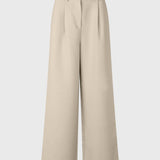 Habitbukser med læg i et klassisk gale materiale. Galemd wide pants har brede ben og sidelommer.