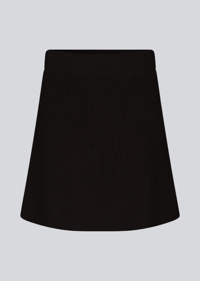 Sort strik-mininederdel/miniskirt i A-formet silhuet med høj talje med beklædt elastik. GalenMD skirt er fremstillet i økologisk bomuld.