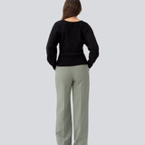 Figursyet sort strik i økologisk bomuld. GalenMD short v-neck har lange ærmer med vide og en v-udskæring. Modellen er 177 cm og har en størrelse S/36 på.