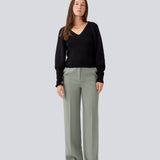 Figursyet sort strik i økologisk bomuld. GalenMD short v-neck har lange ærmer med vide og en v-udskæring. Modellen er 177 cm og har en størrelse S/36 på.