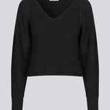 Figursyet sort strik i økologisk bomuld. GalenMD short v-neck har lange ærmer med vide og en v-udskæring. Modellen er 177 cm og har en størrelse S/36 på.