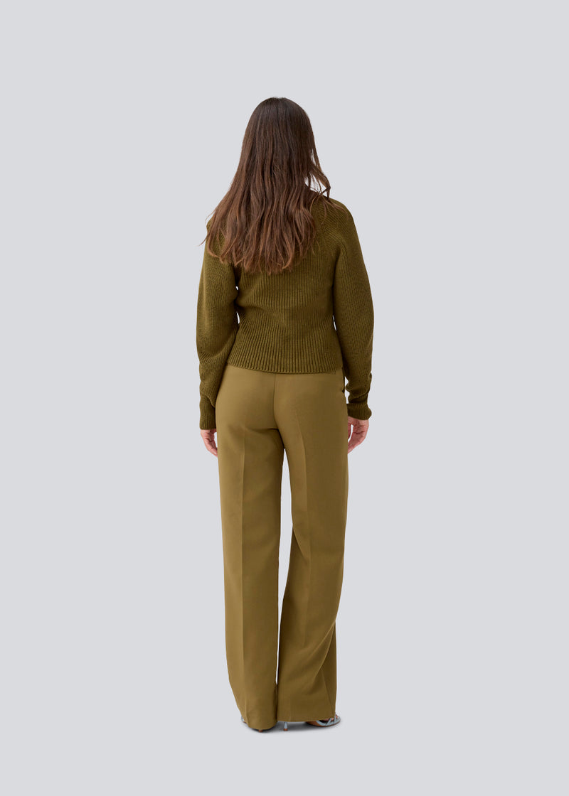 Figursyet strik i mørkegrøn/army grøn i økologisk bomuld. GalenMD short v-neck har lange ærmer med vide og en v-udskæring. Modellen er 177 cm og har en størrelse S/36 på.