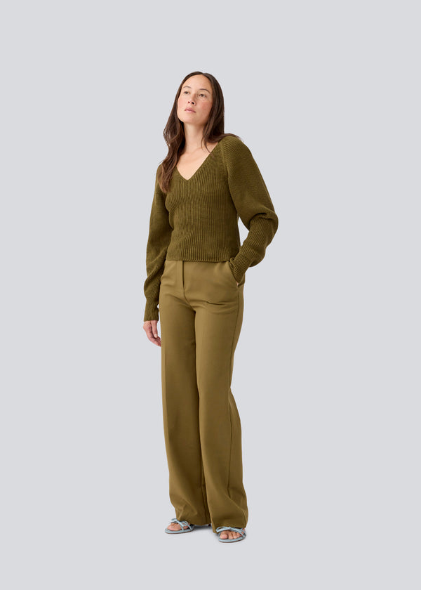 Figursyet strik i mørkegrøn/army grøn i økologisk bomuld. GalenMD short v-neck har lange ærmer med vide og en v-udskæring. Modellen er 177 cm og har en størrelse S/36 på.
