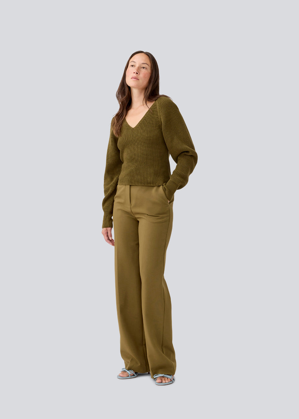 Figursyet strik i mørkegrøn/army grøn i økologisk bomuld. GalenMD short v-neck har lange ærmer med vide og en v-udskæring. Modellen er 177 cm og har en størrelse S/36 på.