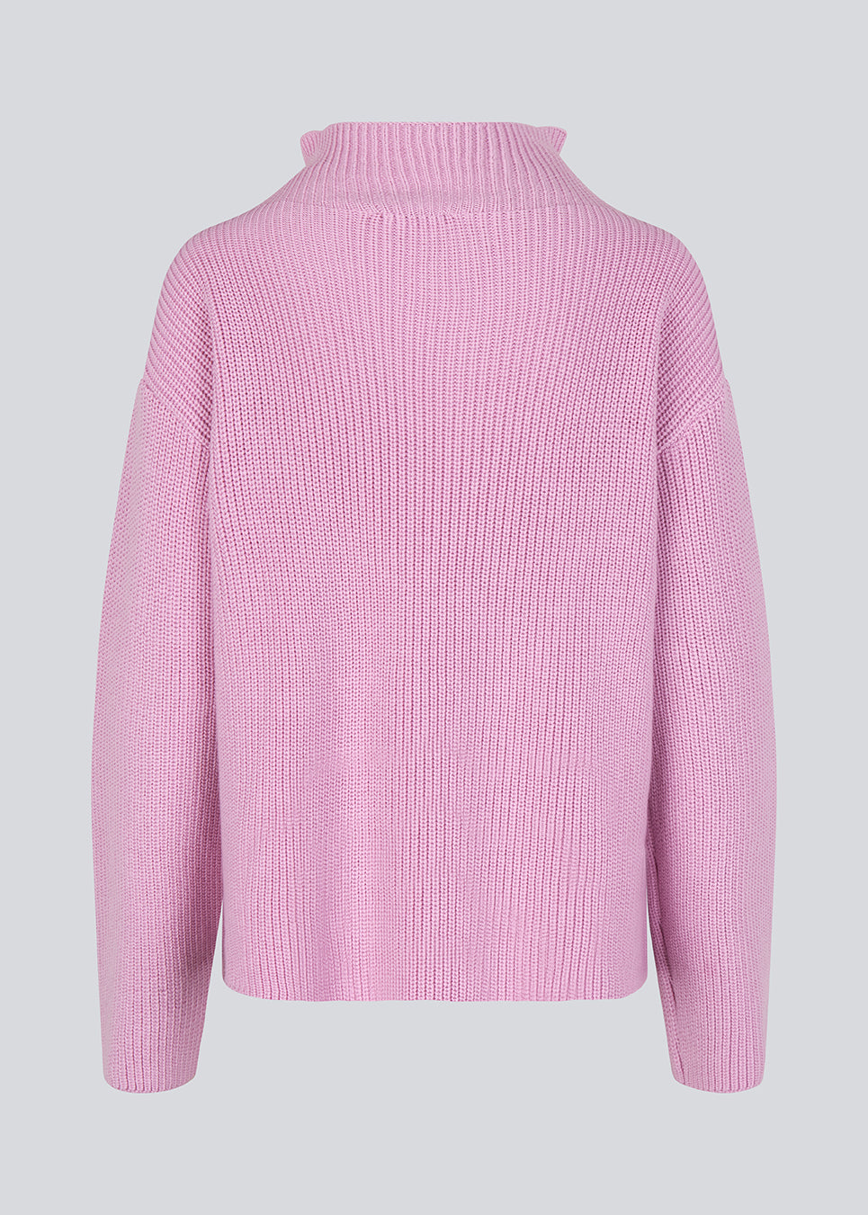 GalenMD t-neck i pastel lavender er strikket i økologisk bomuld med en oversize pasform, lange og brede ærmer, samt en høj hals og lav skuldersøm. Modellen er 175 cm og har en størrelse S/36 på.