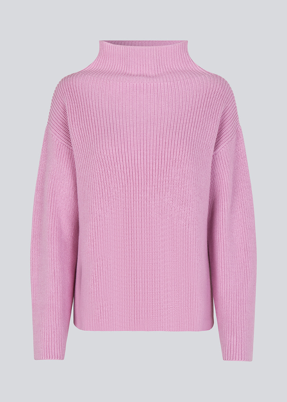 GalenMD t-neck i pastel lavender er strikket i økologisk bomuld med en oversize pasform, lange og brede ærmer, samt en høj hals og lav skuldersøm. Modellen er 175 cm og har en størrelse S/36 på.