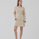 GalenMD v-neck er strikket i økologisk bomuld med en oversize pasform, lange ærmer med vidde, samt v-hals og lav skuldersøm. Modellen er 175 cm og har en størrelse S/36 på.